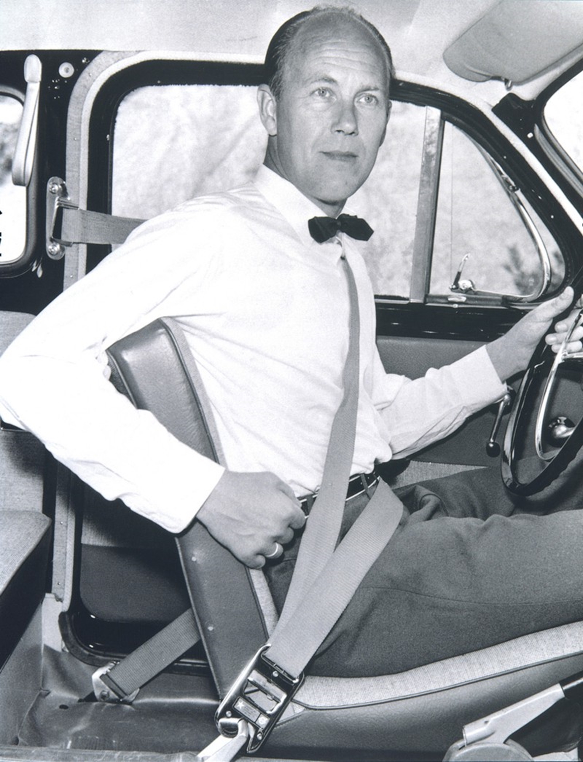 Nils Bohlin wearing his seatbelt.